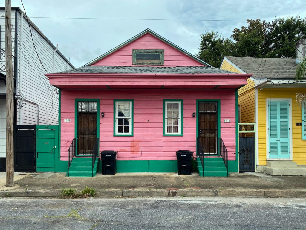 Pink house with green trim on a New Orleans street corner